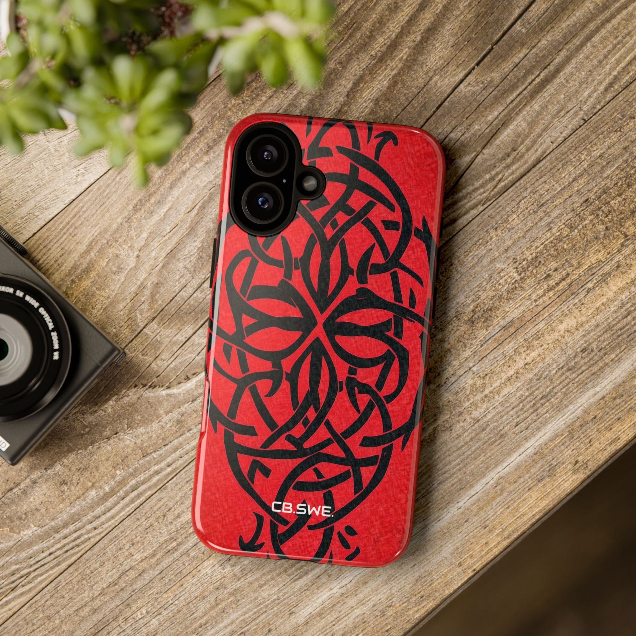Wunderschöne rote symmetrische keltische Symbole Gothic Standard iPhone 16 - Robust