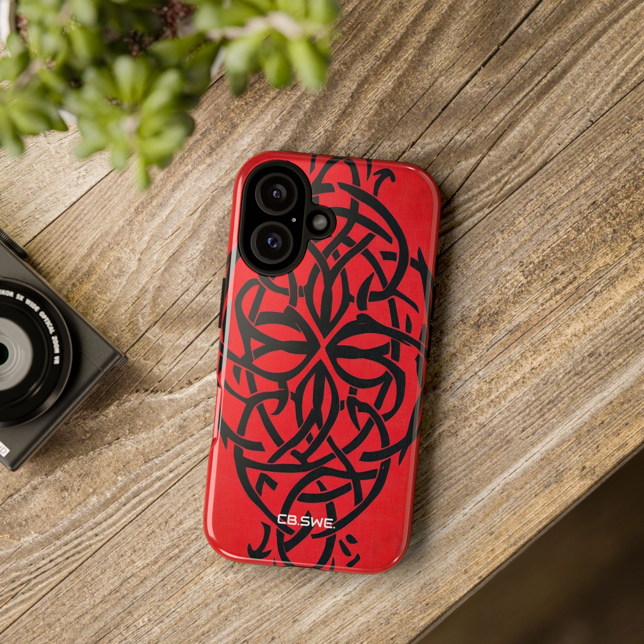 Wunderschöne rote symmetrische keltische Symbole Gothic Standard iPhone 16 - Robust