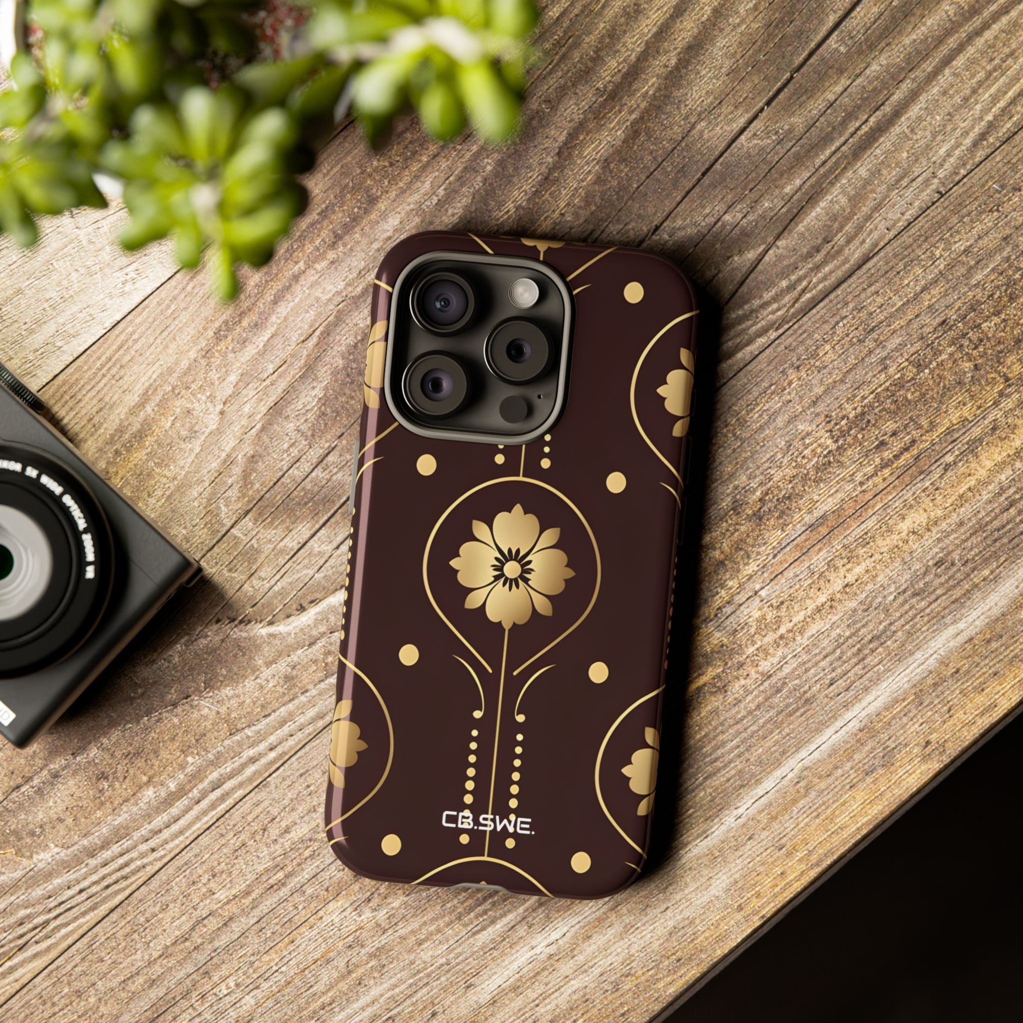 Elegante floral dorado simétrico en marrón oscuro para iPhone 15 - Tough