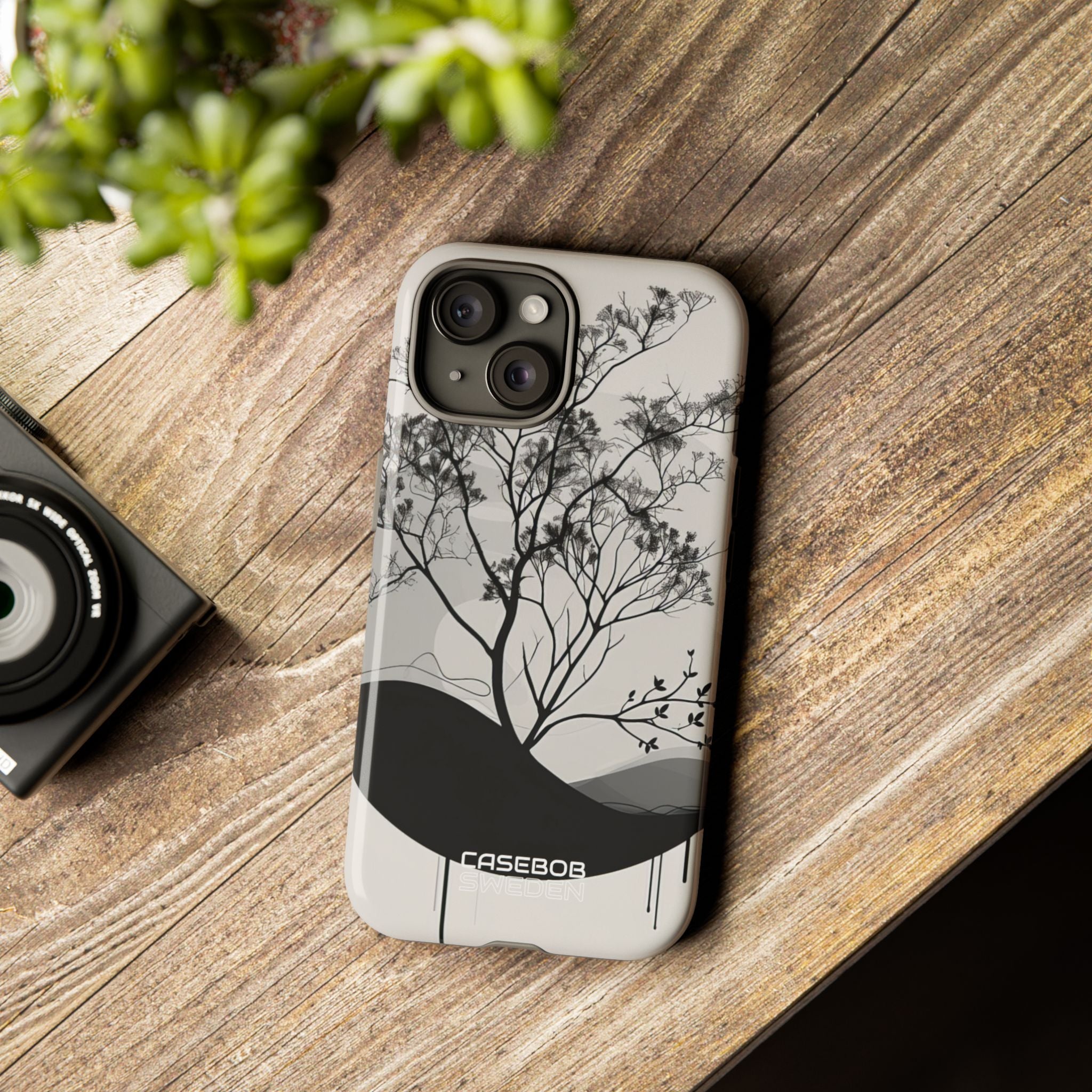 Monochrome Drip Tree iPhone 15 - Resistente
