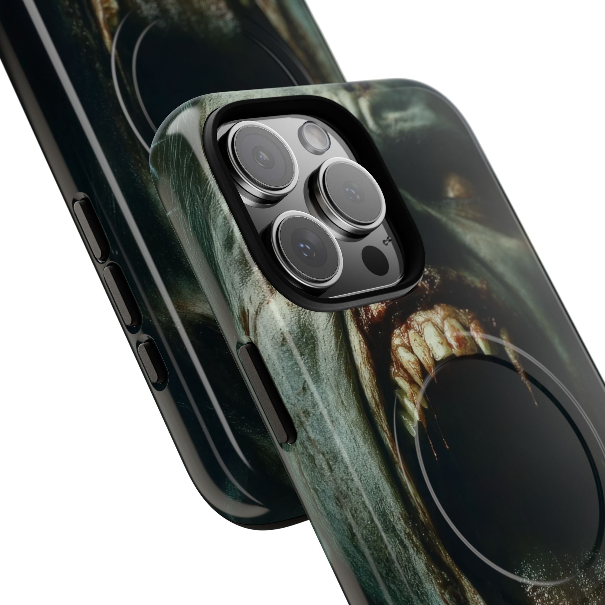 Ein Zombie mit scharfen Zähnen und offenem Mund, der Vampir zeigt. iPhone 16 – Robust+