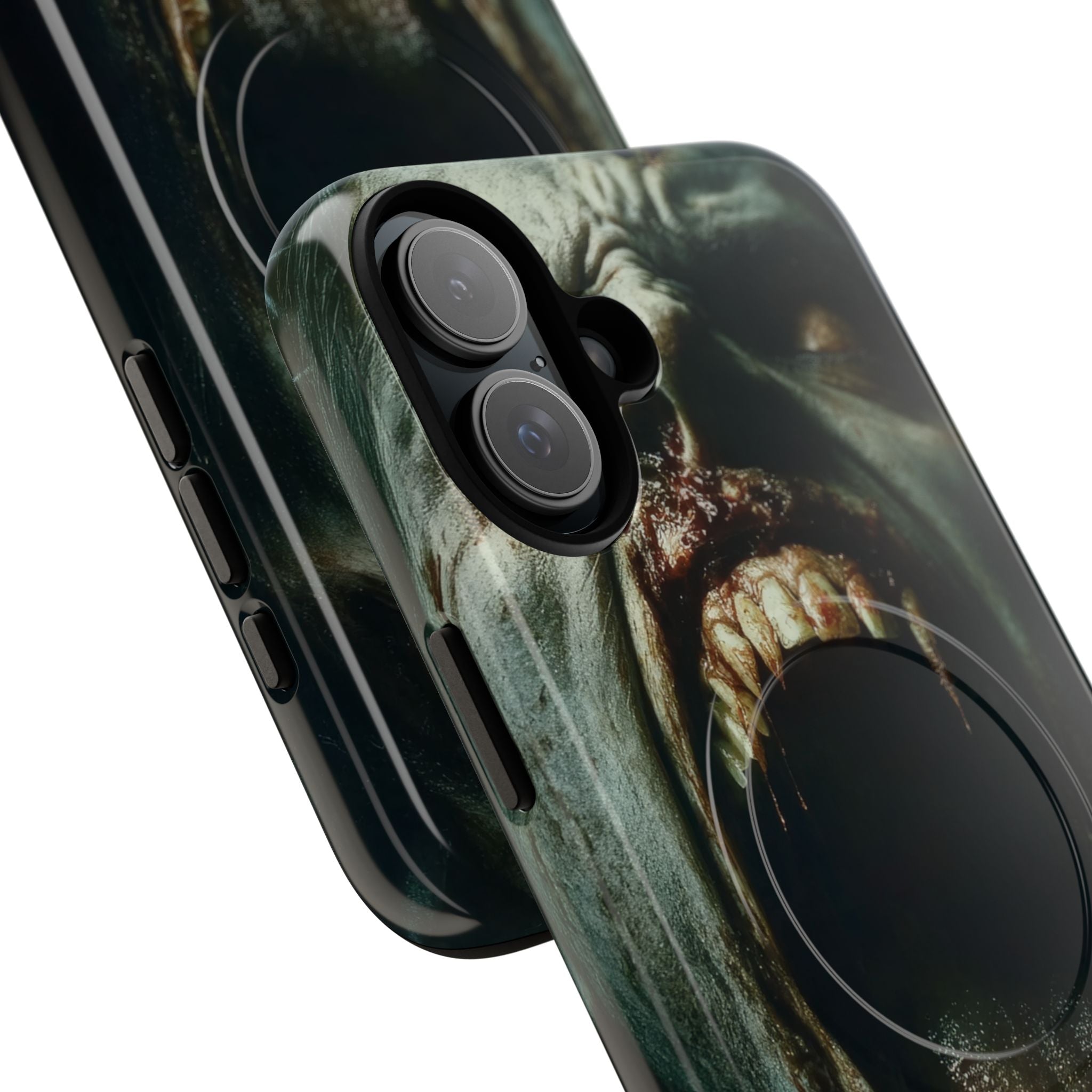 Ein Zombie mit scharfen Zähnen und offenem Mund, der Vampir zeigt. iPhone 16 – Robust+