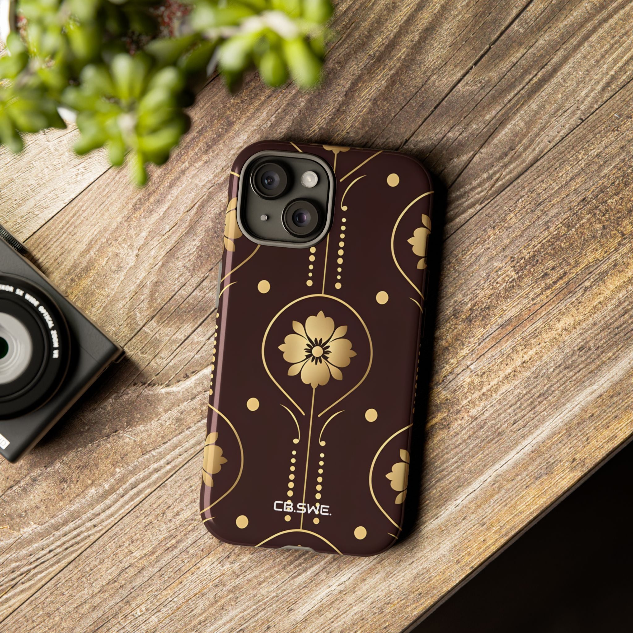 Elegante floral dorado simétrico en marrón oscuro para iPhone 15 - Tough