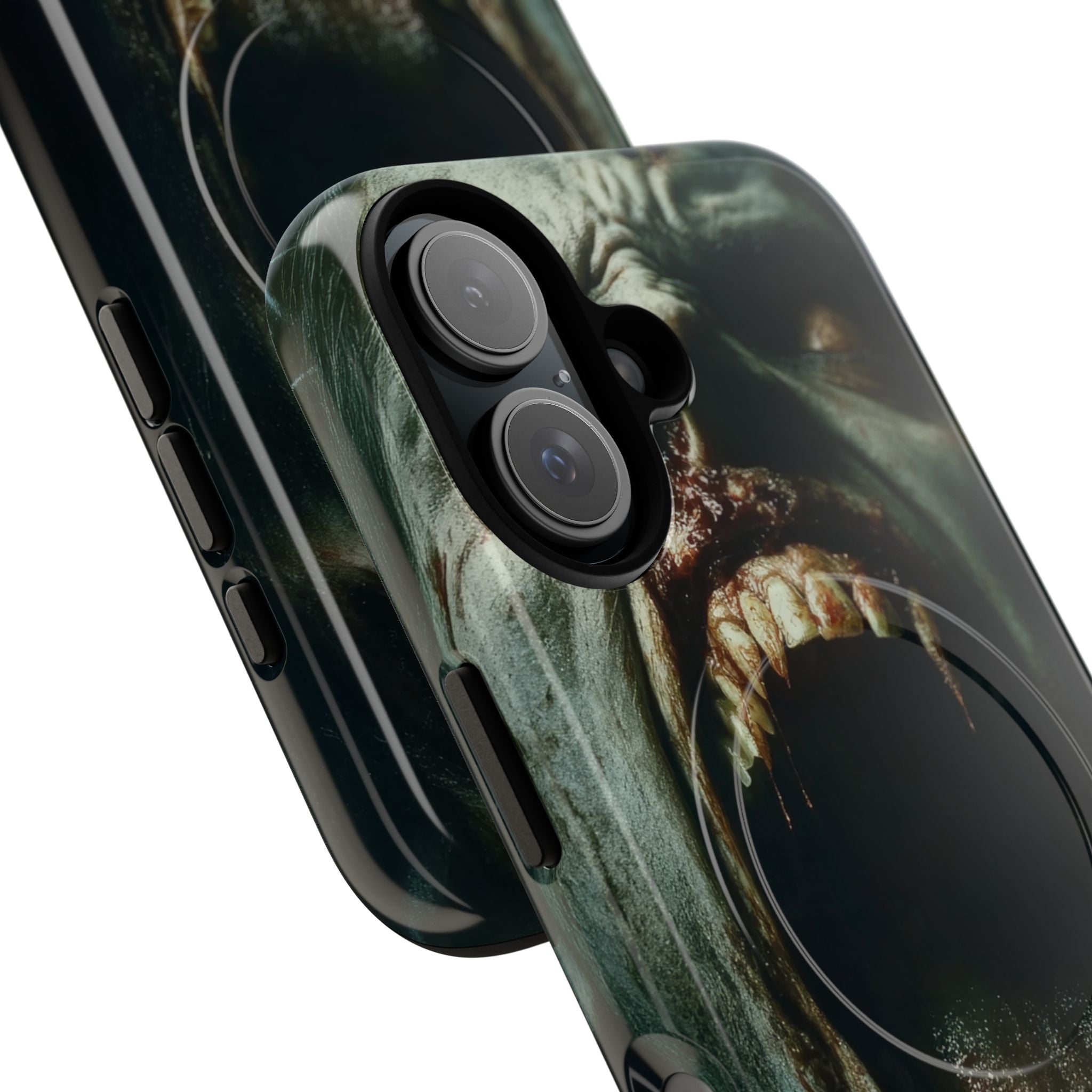 Ein Zombie mit scharfen Zähnen und offenem Mund, der Vampir zeigt. iPhone 16 – Robust+