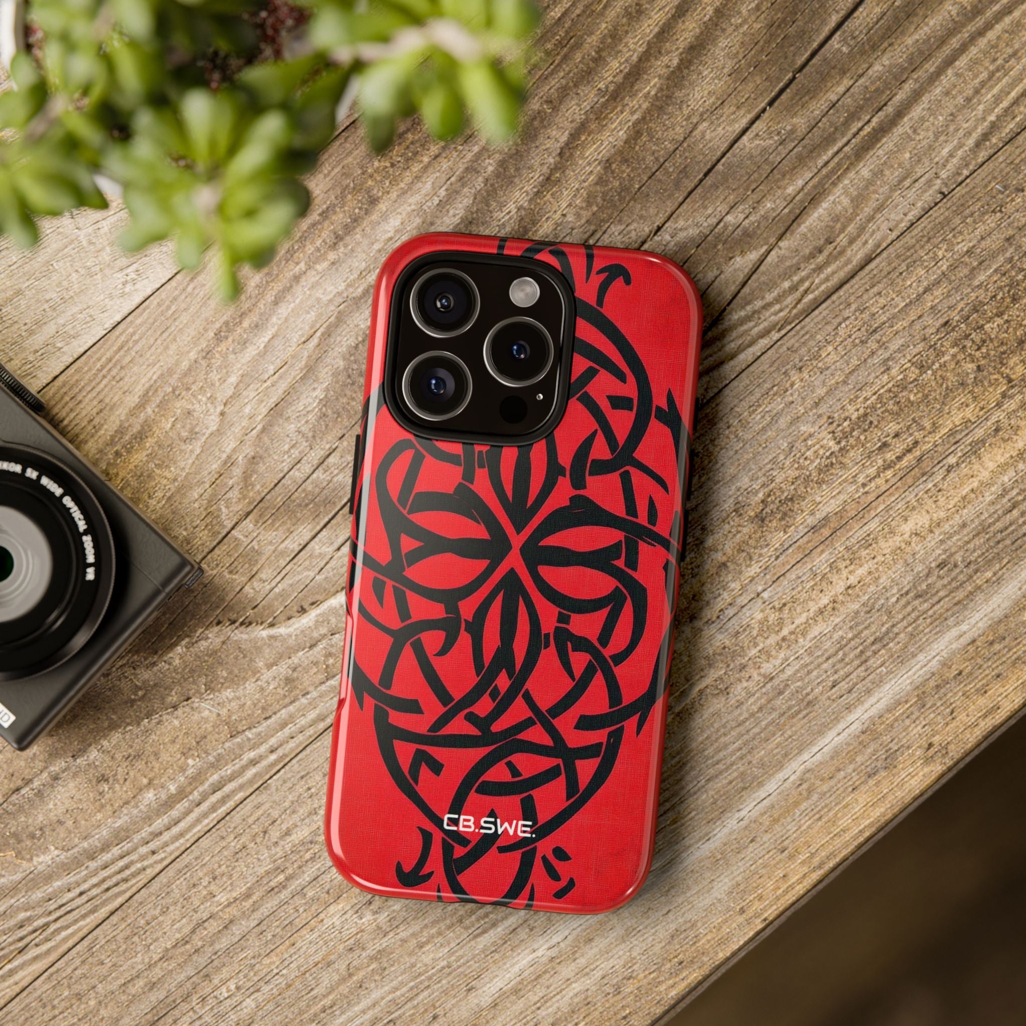 Wunderschöne rote symmetrische keltische Symbole Gothic Standard iPhone 16 - Robust