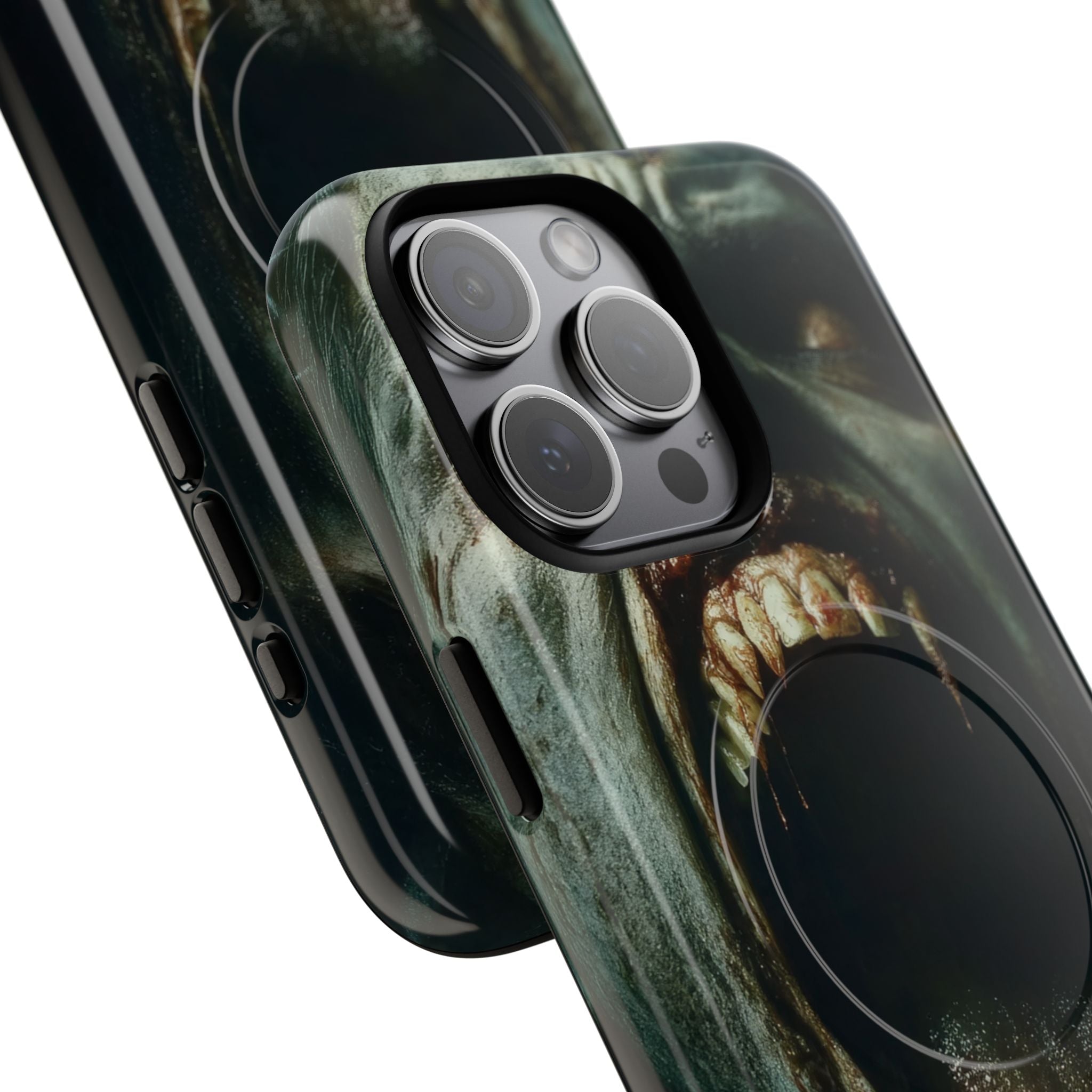 Ein Zombie mit scharfen Zähnen und offenem Mund, der Vampir zeigt. iPhone 15 – Tough+