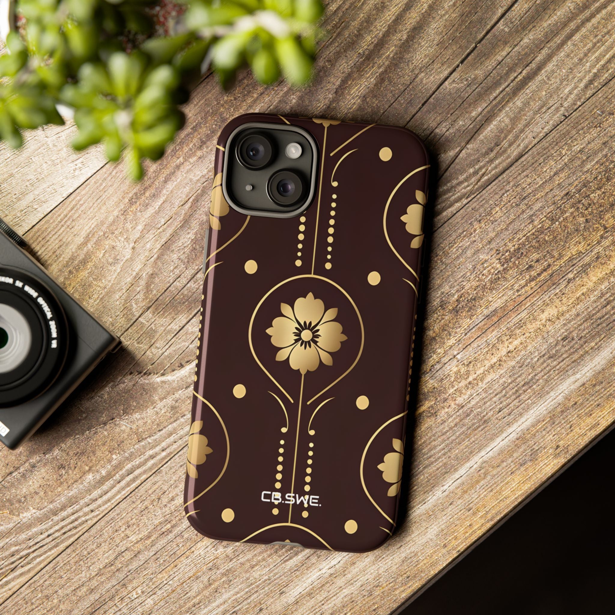Elegante floral dorado simétrico en marrón oscuro para iPhone 15 - Tough