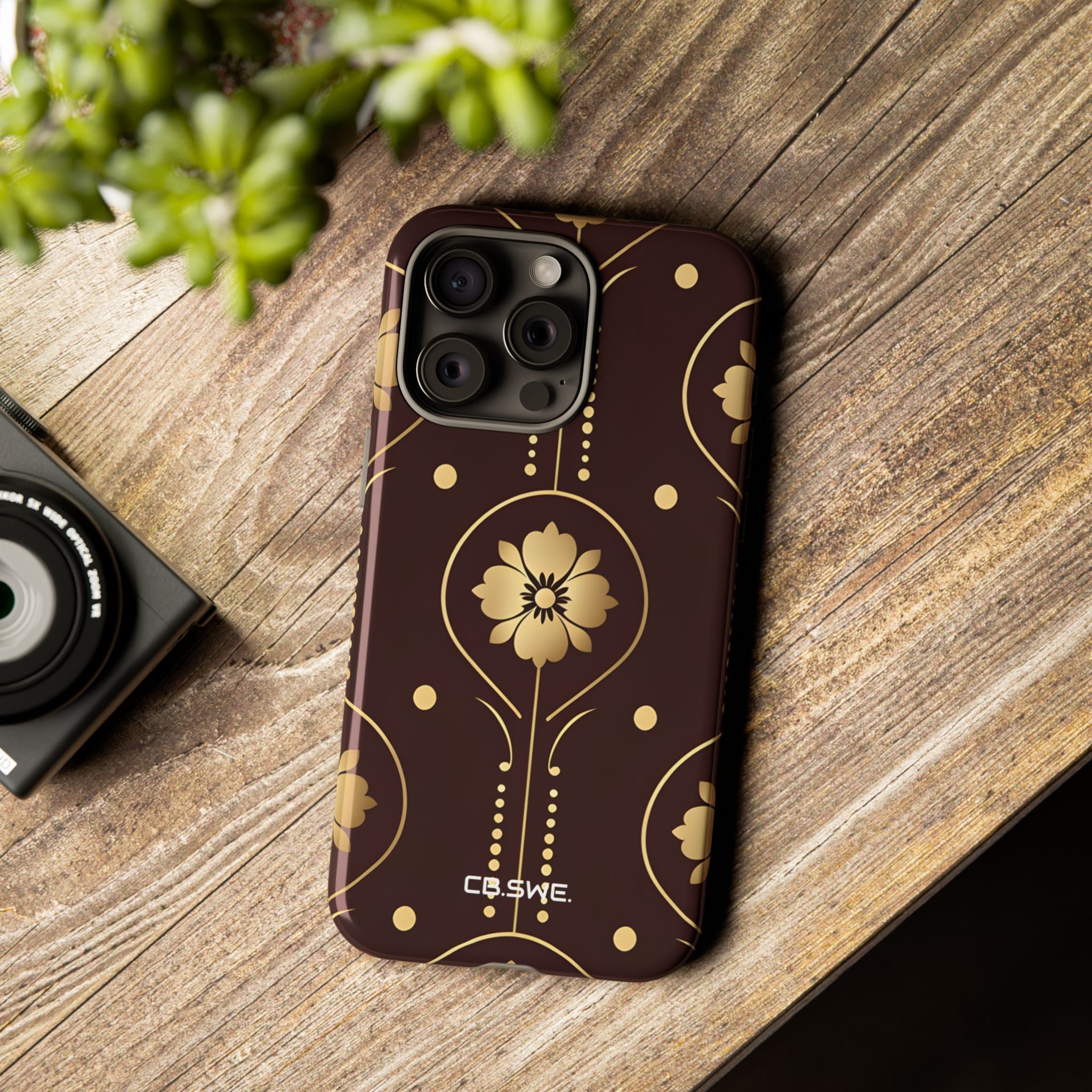 Elegante floral dorado simétrico en marrón oscuro para iPhone 15 - Tough