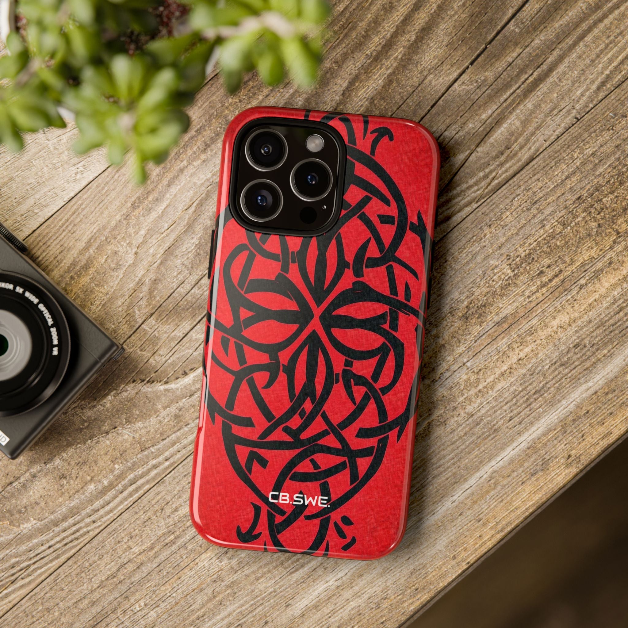 Wunderschöne rote symmetrische keltische Symbole Gothic Standard iPhone 16 - Robust