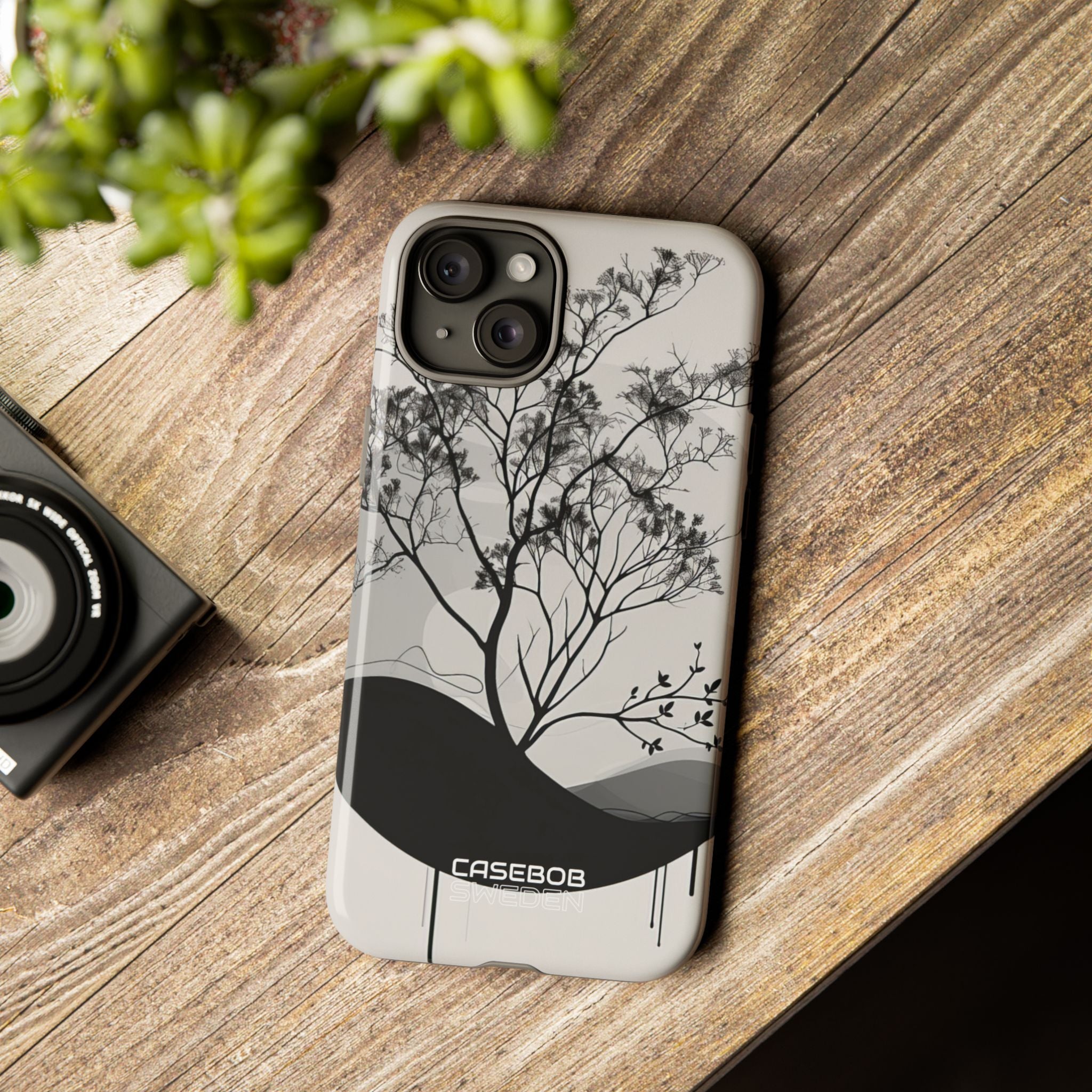 Monochrome Drip Tree iPhone 15 - Resistente