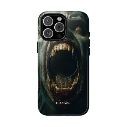Ein Zombie mit scharfen Zähnen und offenem Mund, der Vampir zeigt. iPhone 16 – Robust+