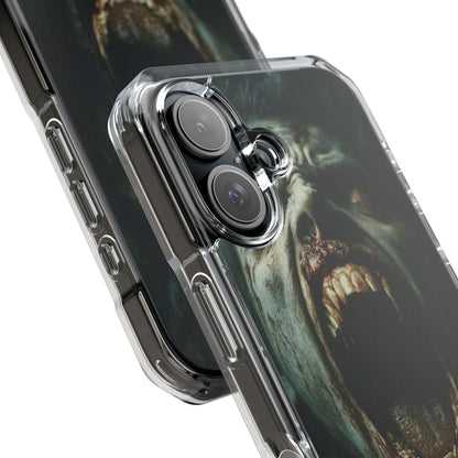Ein Zombie mit scharfen Zähnen und offenem Mund, der Vampir zeigt. iPhone 16 – Impact Clear+