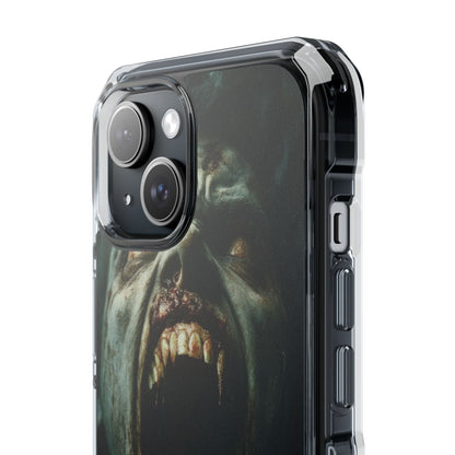 Ein Zombie mit scharfen Zähnen und offenem Mund, der Vampir zeigt. iPhone 15 – Impact Clear+