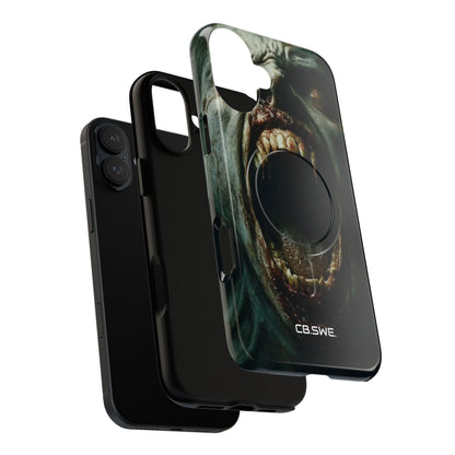 Ein Zombie mit scharfen Zähnen und offenem Mund, der Vampir zeigt. iPhone 16 – Robust+