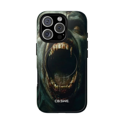 Ein Zombie mit scharfen Zähnen und offenem Mund, der Vampir zeigt. iPhone 16 – Robust+