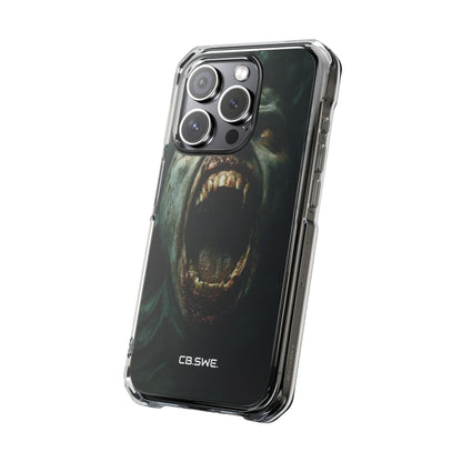 Ein Zombie mit scharfen Zähnen und offenem Mund, der Vampir zeigt. iPhone 15 – Impact Clear+